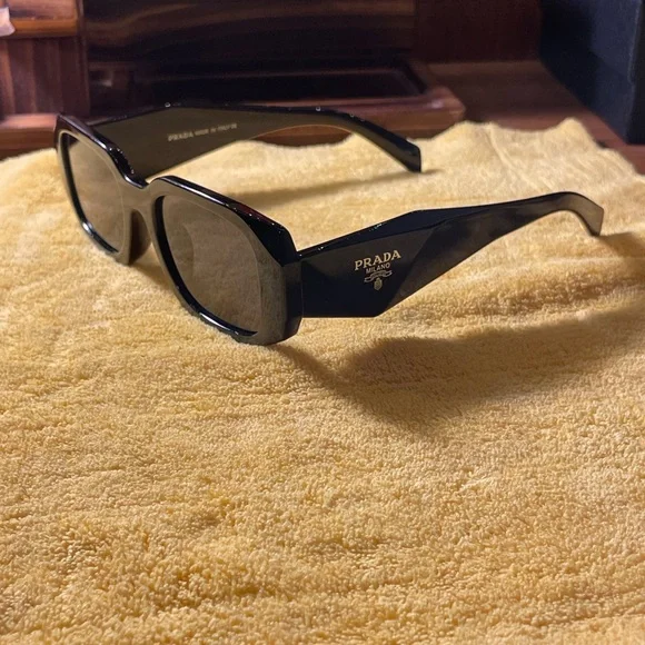 Prada PR 17WS
Black Frames
Shaded Lens
100% Authentic
Double Prada Box - Picture 3 of 10